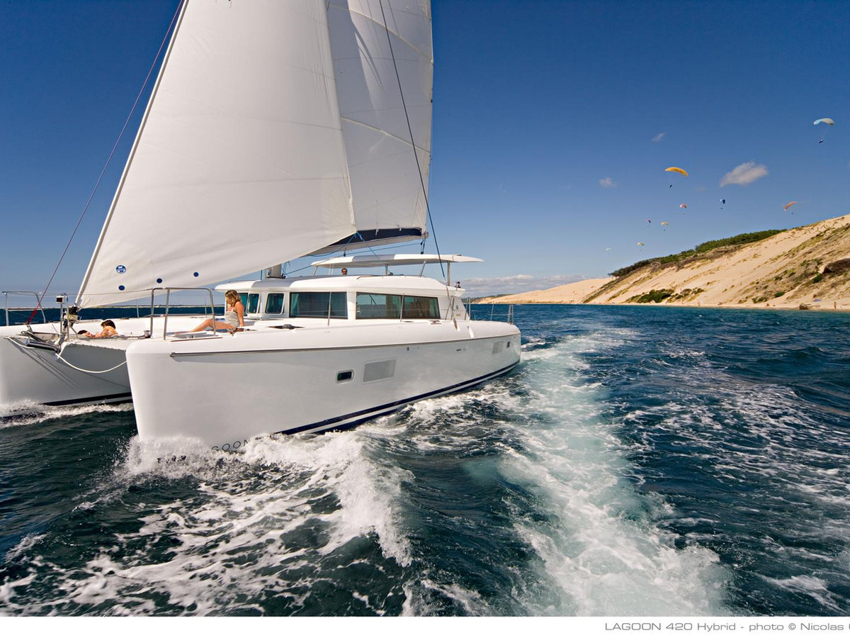 Catamarã a navegar até ao oceano