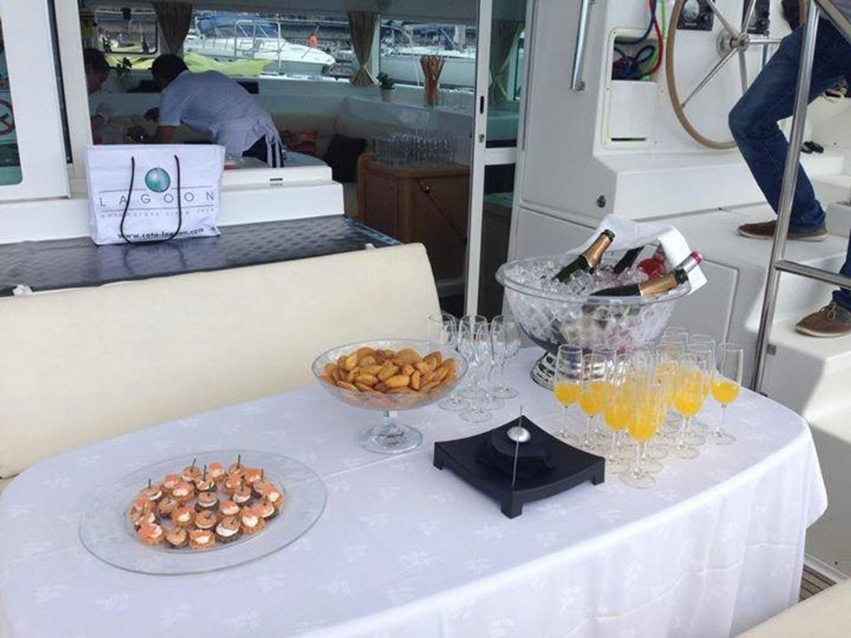 Cocktail e champanhe a bordo com bartender