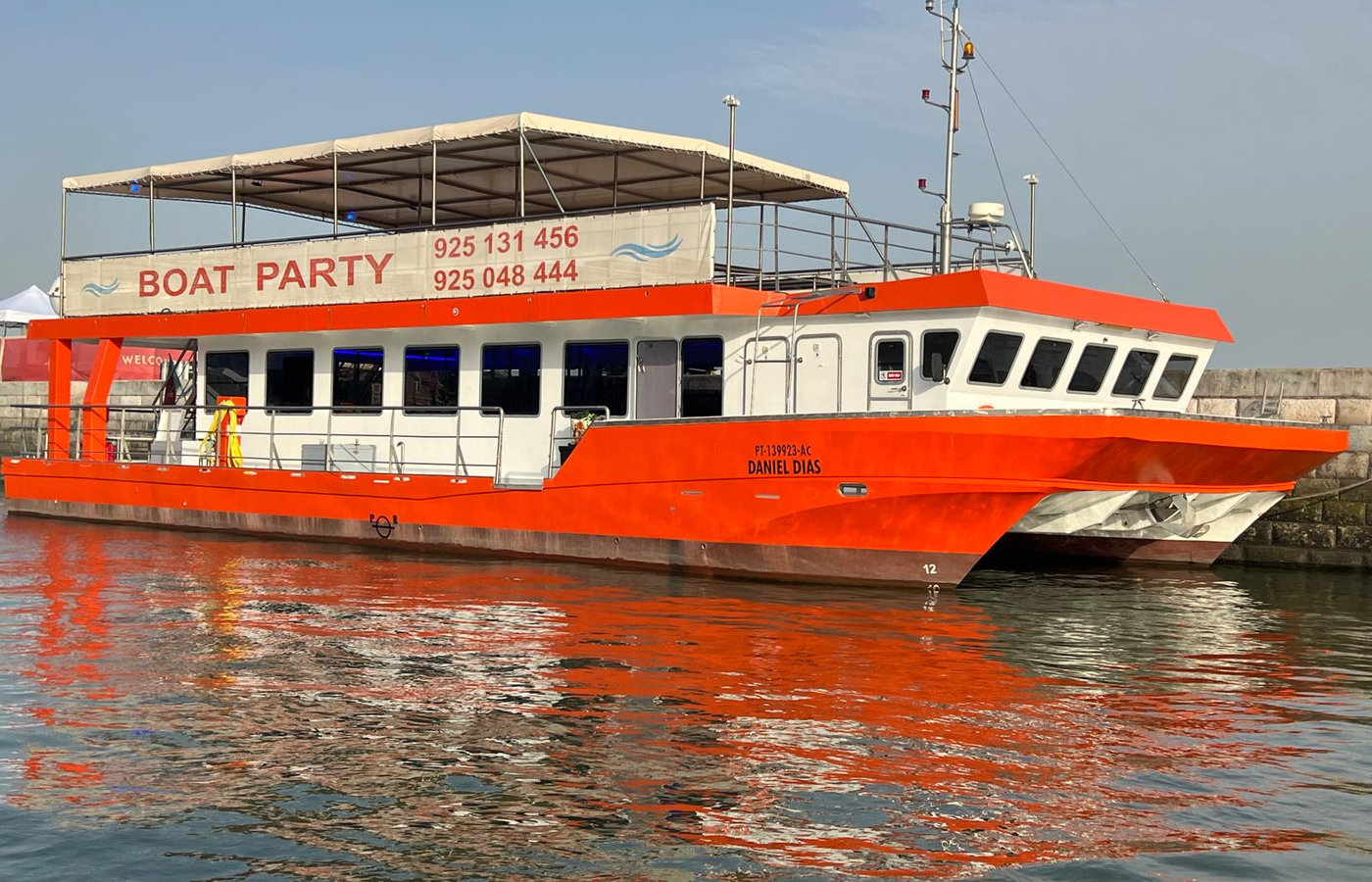 Catamaran Daniel Dias, dois decks e bar central