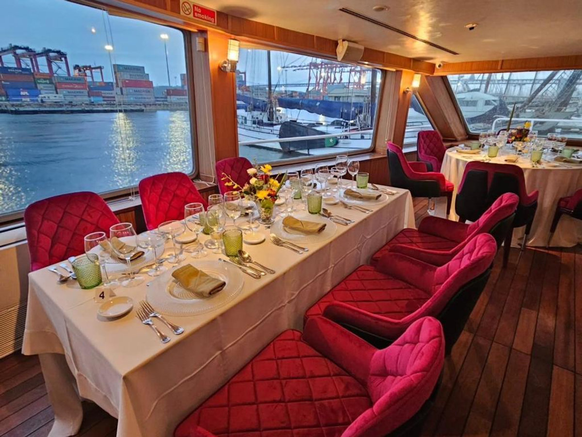 Jantar elegante servido a bordo