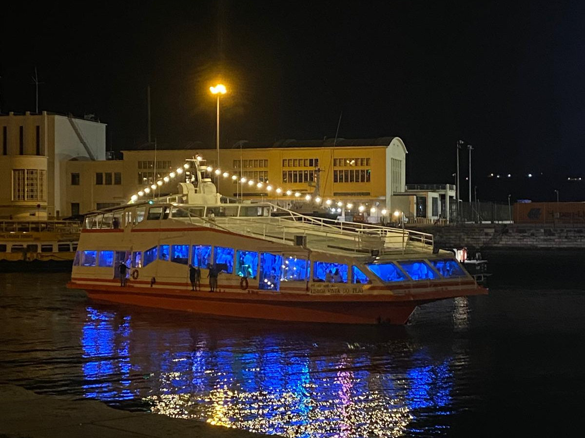 Cruzeiro noturno com Lisboa iluminada