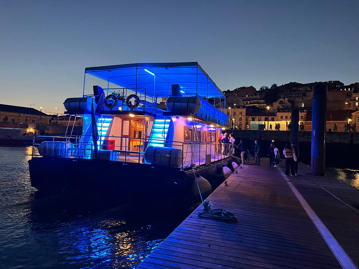 Boat Party com luzes à noite no Tejo